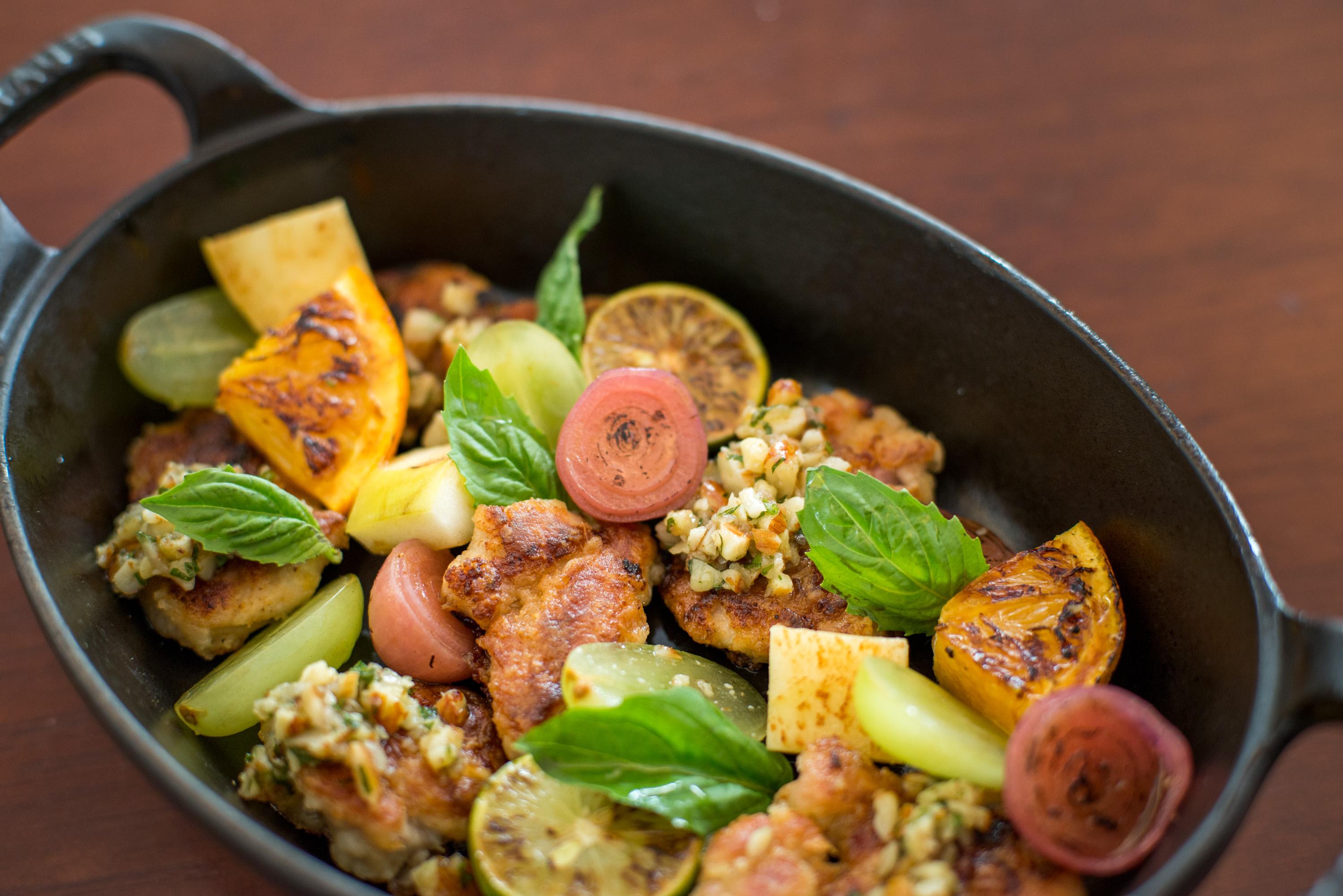 Plat de ris de veau avec des garnitures de légumes