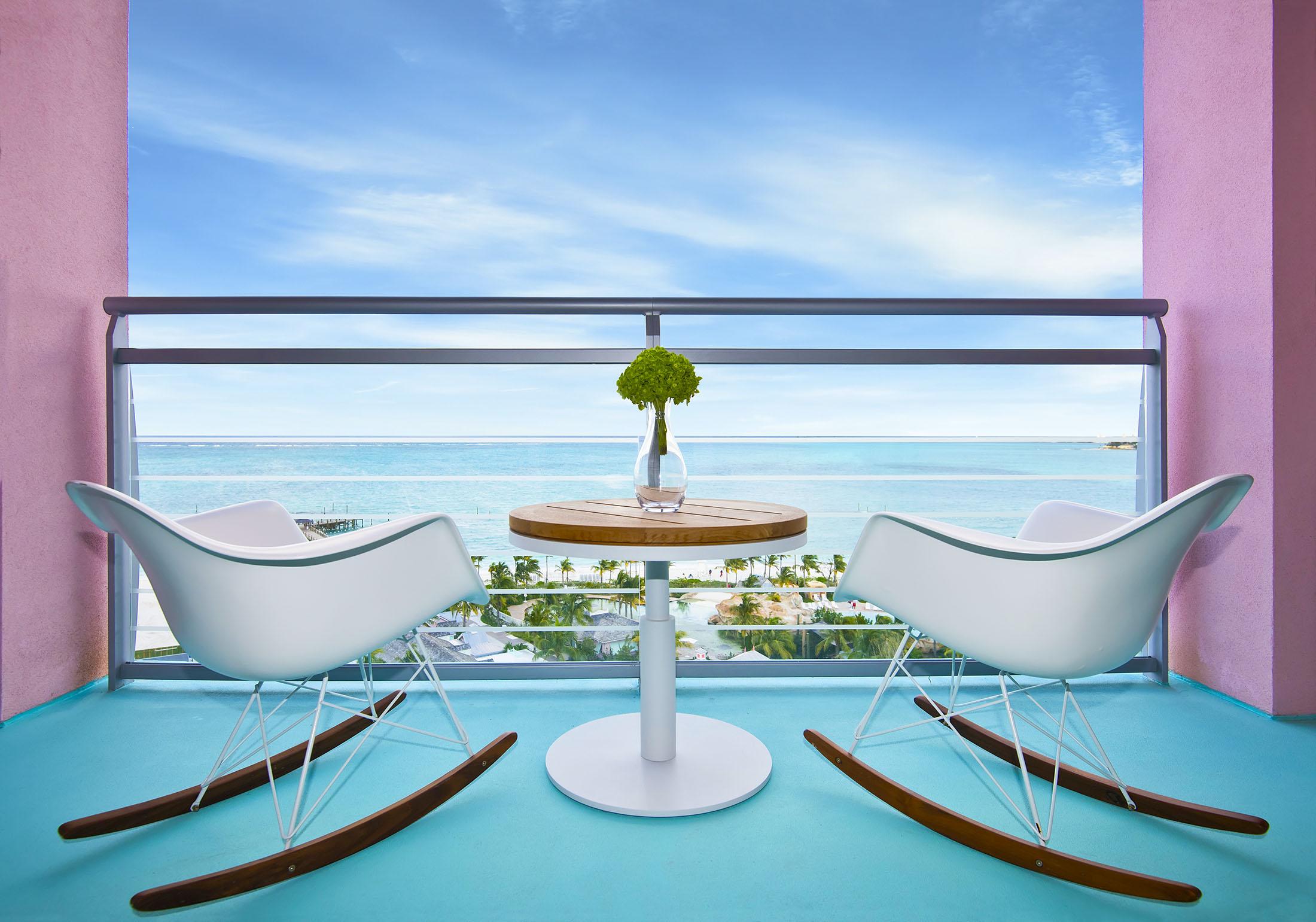 Deux chaises sur un patio avec vue sur l'océan.