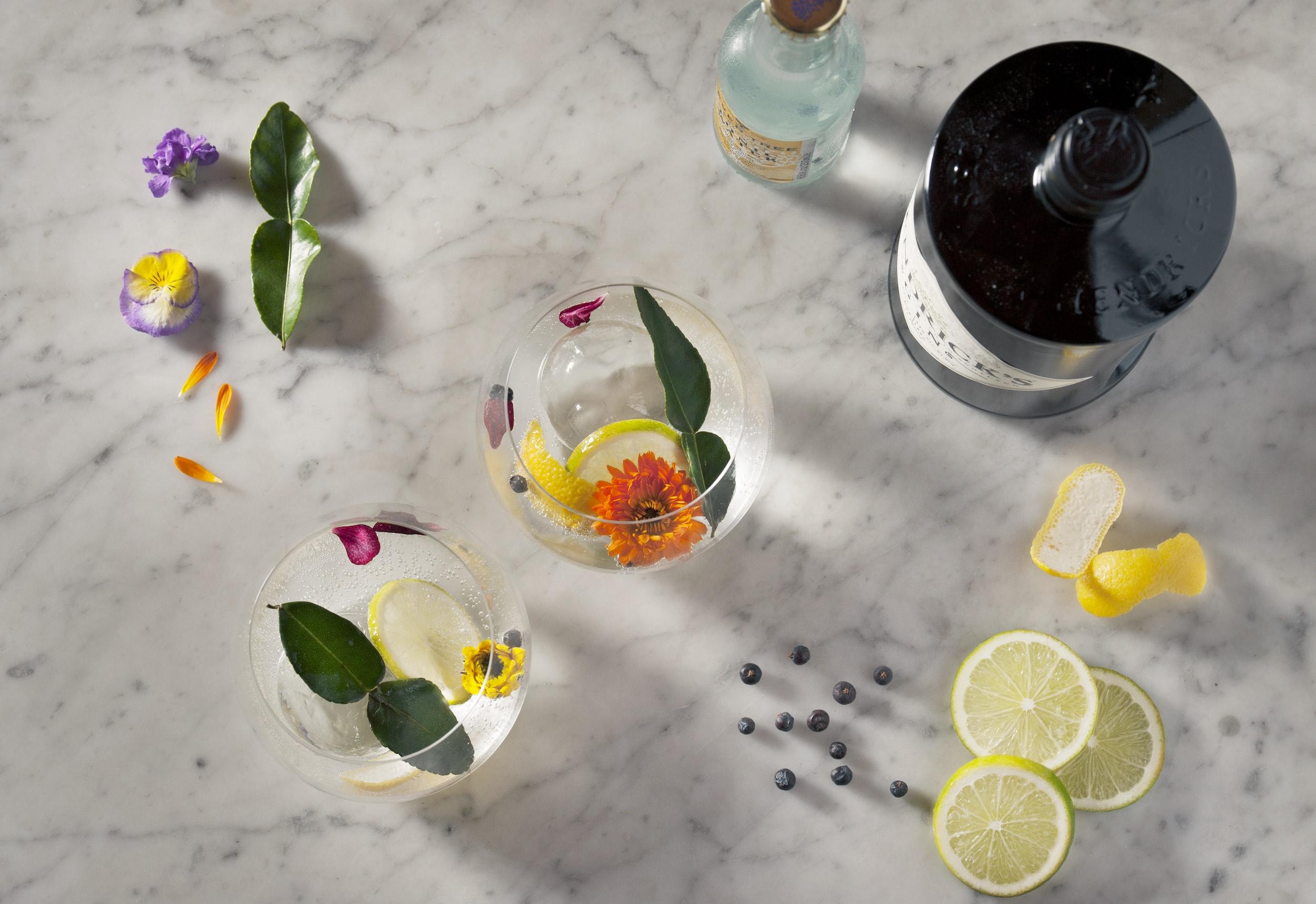 agrumes, fleurs et ingrédients pour un gin tonic