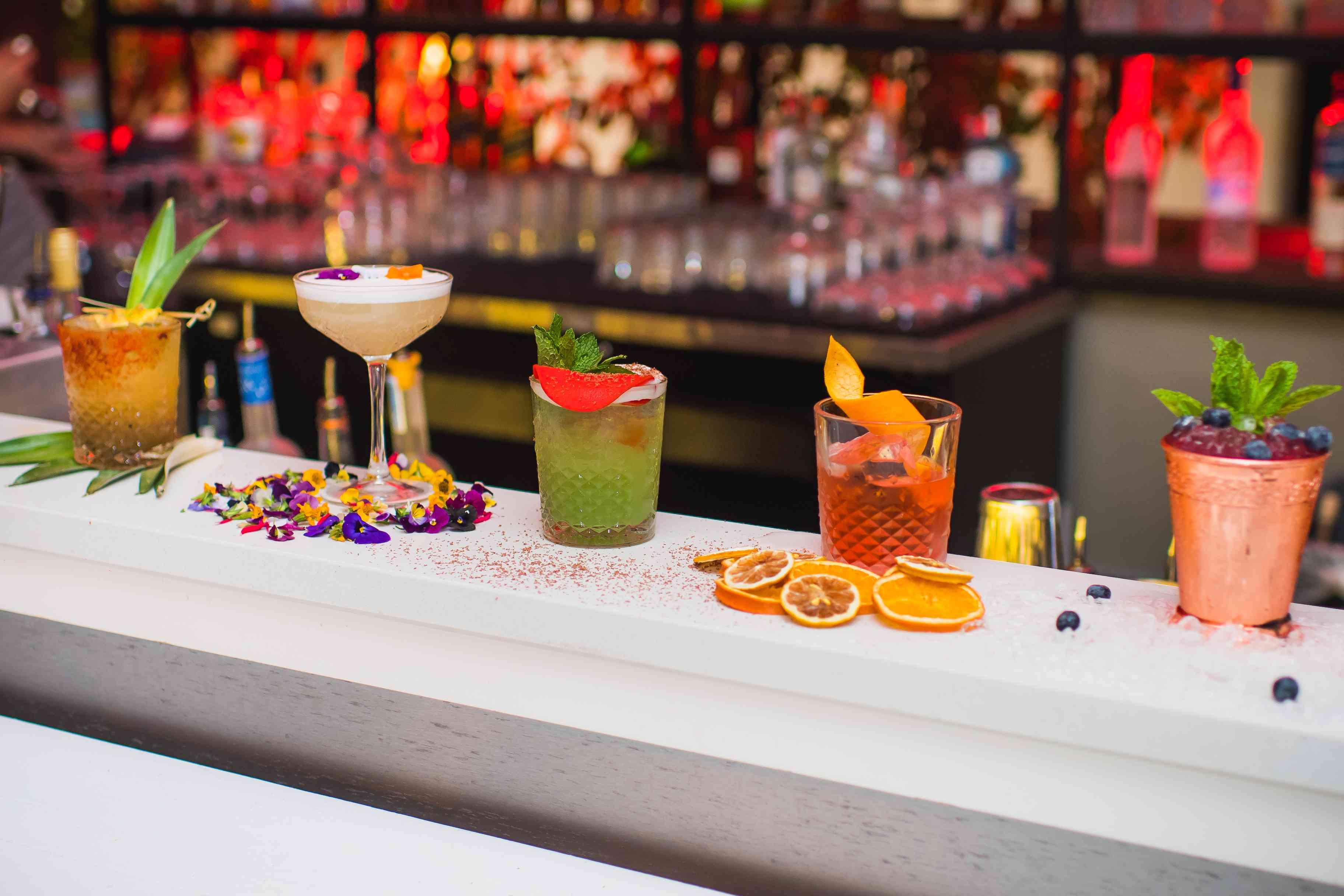 rangée de cocktails colorés sur la table