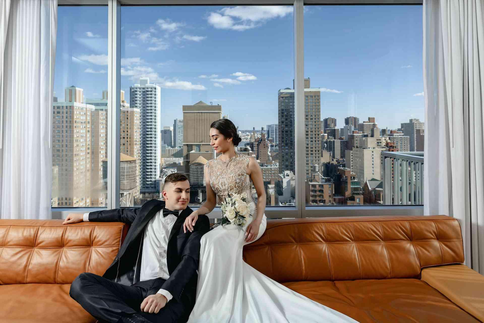 Bridge et marié sur un canapé avec vue sur NY