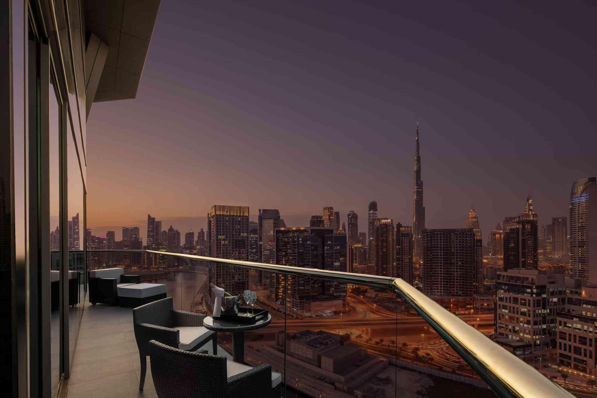 Balcon donnant sur Dubaï la nuit.