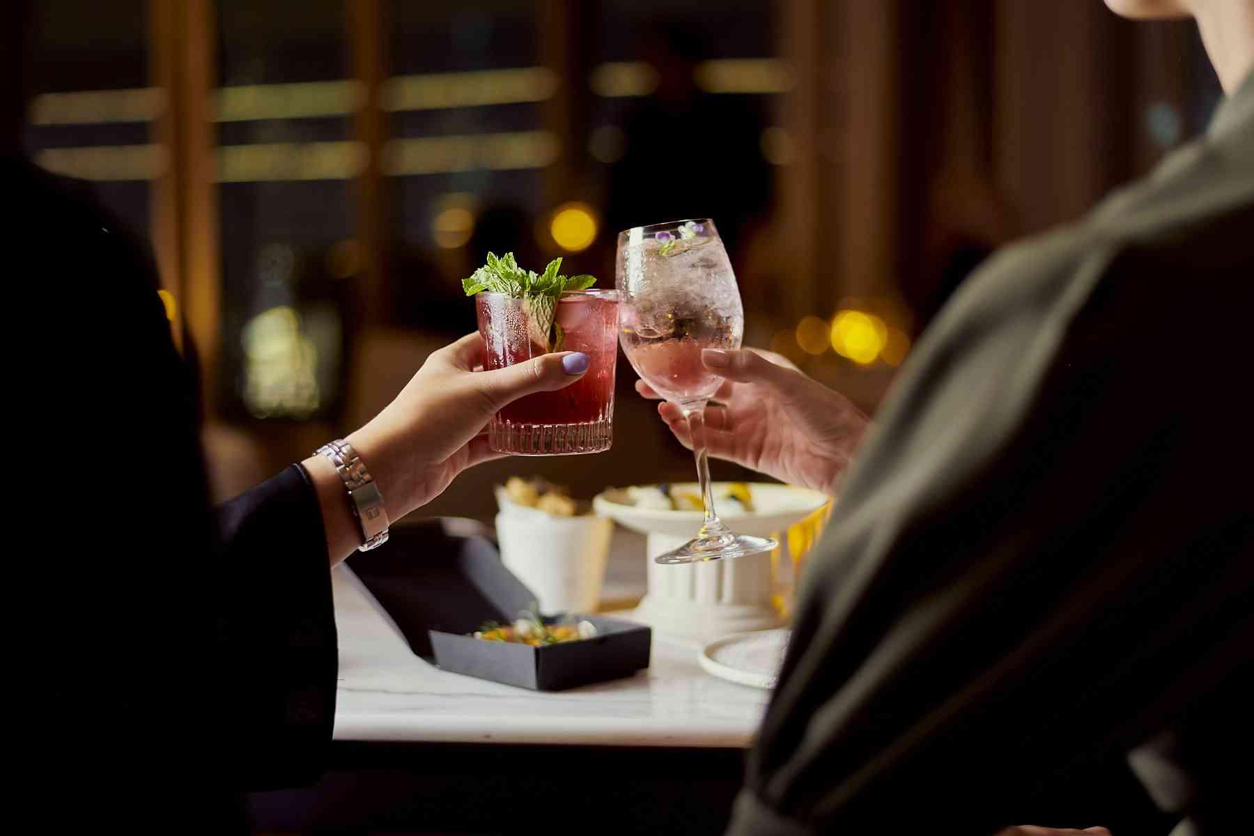 Couple buvant des cocktails