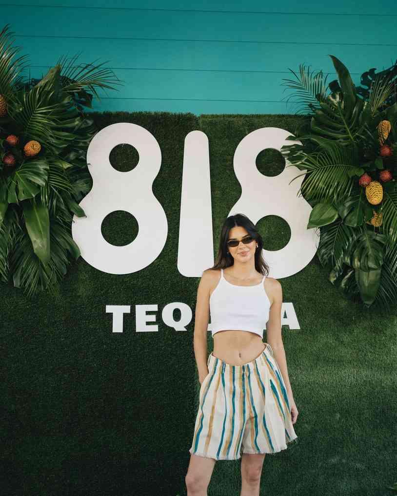 Kendall Jenner dans SLS Baha Mar debout devant son 818 Tequila Sign 