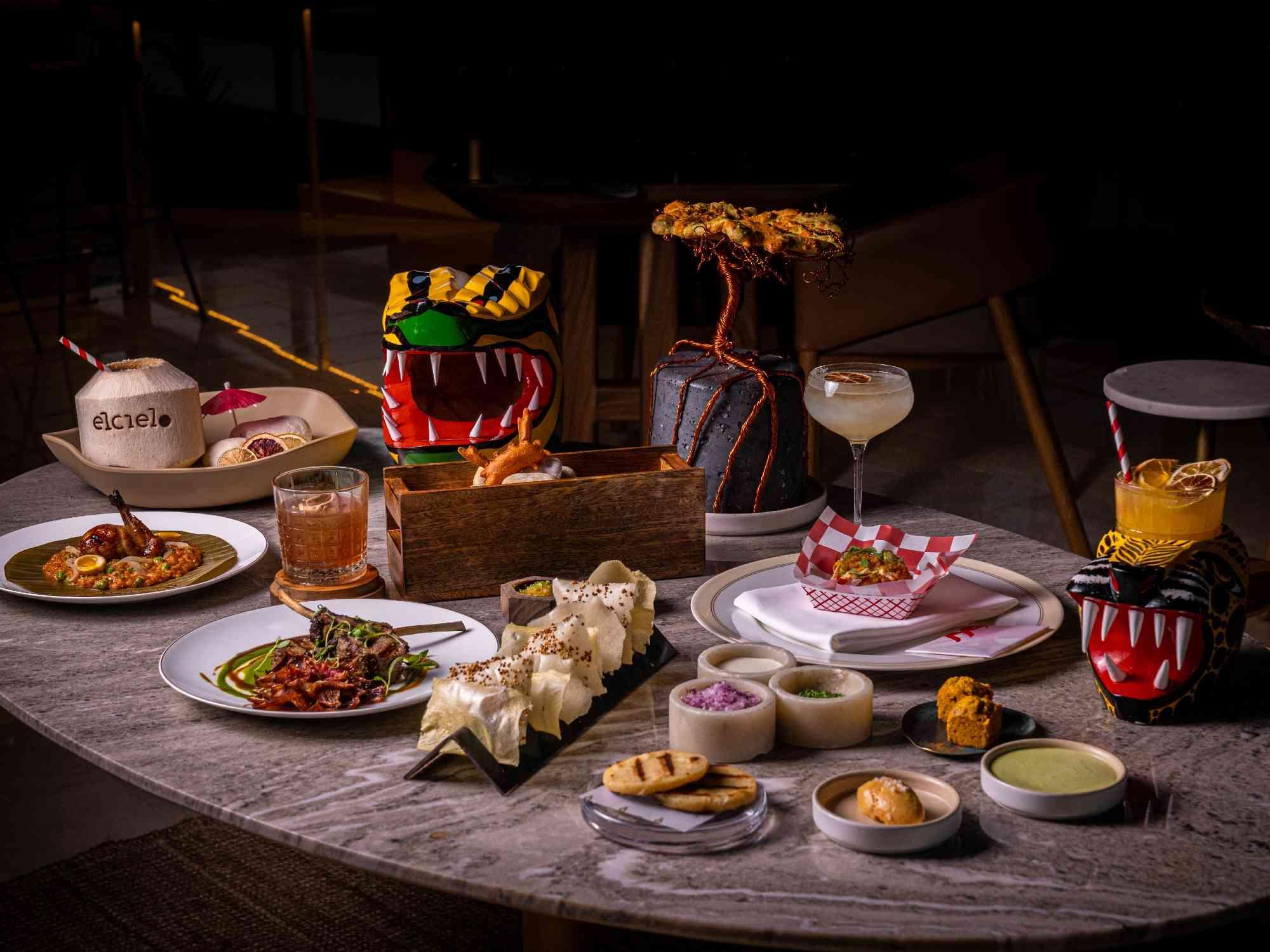 Une table remplie d'apéritifs et de cocktails