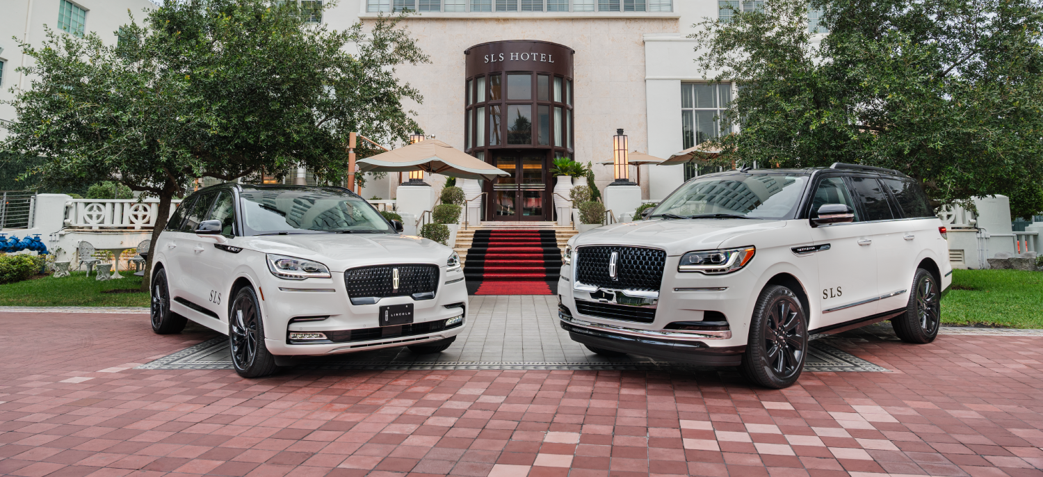 Deux Lincoln SUV blancs