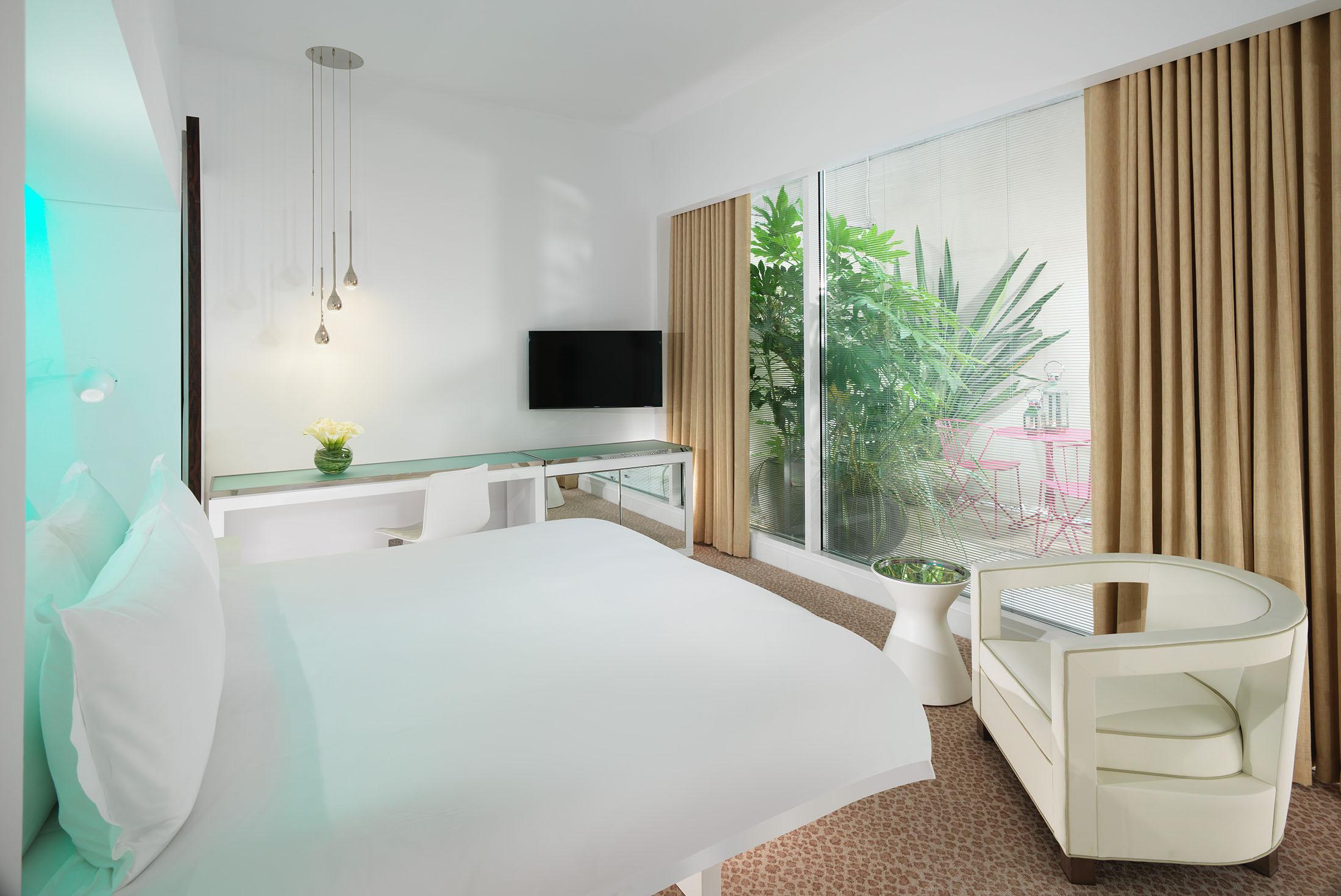 chambre d'hôtel de luxe avec jardin avec parterre et plantes