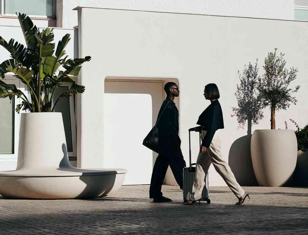 deux personnes marchant dehors vêtues de noir et blanc