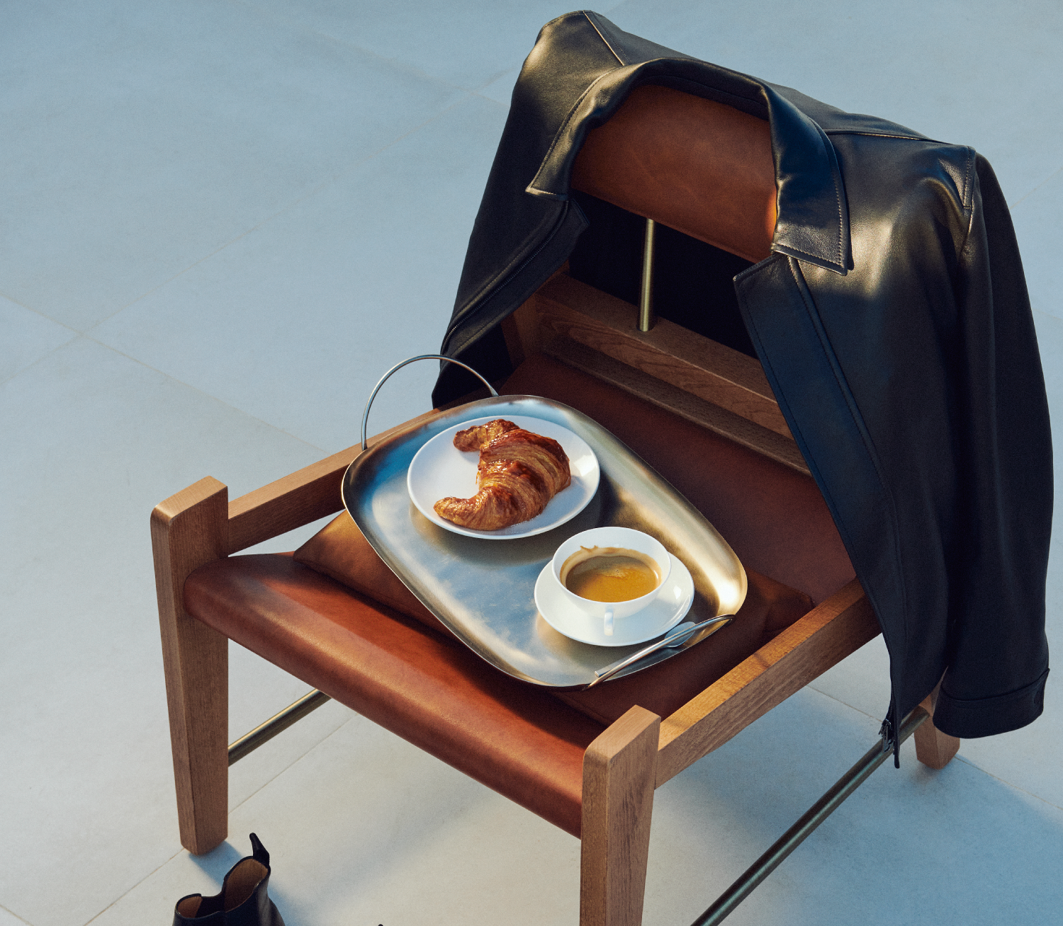chaise avec un plateau de nourriture et de boissons pour le petit-déjeuner 