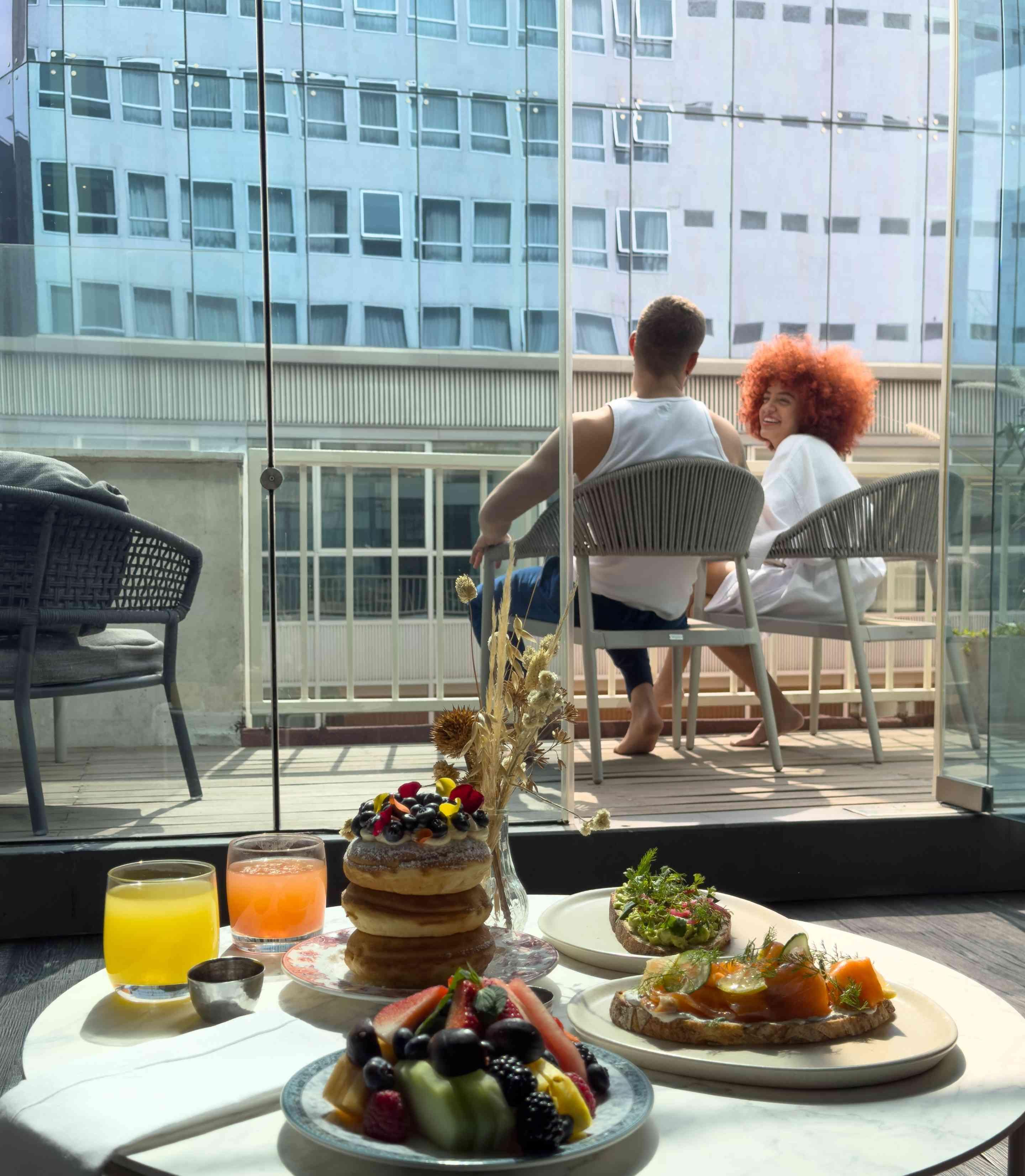 L’homme et la femme se regardent sur le balcon 