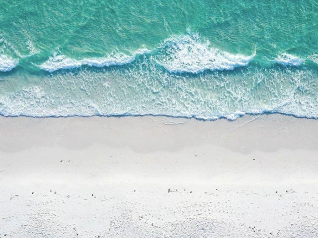 vagues se brisant sur une plage 